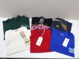 un grand nombre de t-shirts posés sur une table