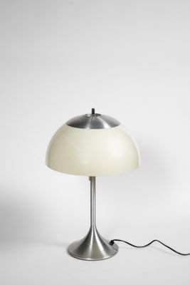 un gros plan d'une lampe de table posée sur une surface blanche