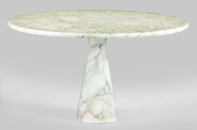 une table en marbre blanc avec un piètement circulaire