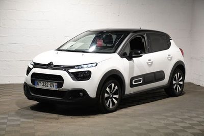 La Citrole blanche est garée dans un garage au sol carrelé.