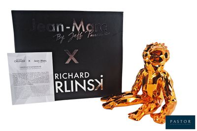 un gros plan d'une figurine en or représentant une personne sur fond blanc