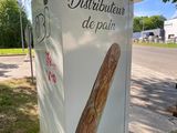 a sign on the side of the road that says distribution depain