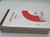 une pile de livres posée sur une table à côté d'un appareil photo