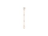 une paire de boucles d'oreilles ornées de diamants sur fond blanc
