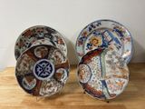 deux assiettes ornées de motifs différents, posées sur une table en bois
