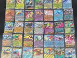 une grande collection de cartes Pokémon posée sur une table