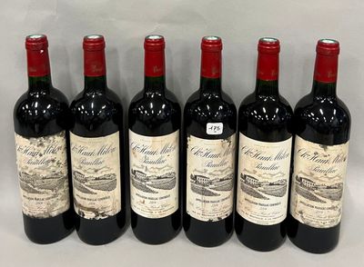 six bouteilles de vin sont alignées sur une table