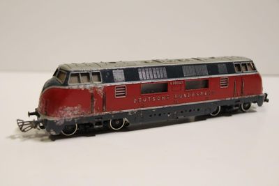 un wagon rouge et noir sur un fond blanc