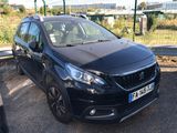 la voiture noire est garée sur le bord de la route
