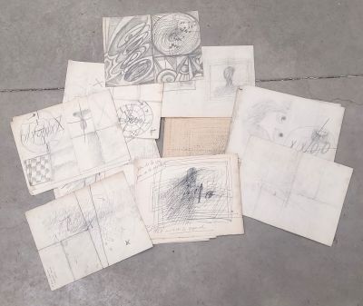 de nombreux dessins sur le sol d'un immeuble