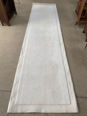 le sol est recouvert d'une serviette blanche et d'un tapis blanc