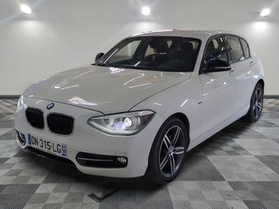 une photo d'une BMW blanche garée dans un garage