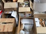 un grand nombre de boîtes empilées les unes sur les autres