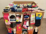 de nombreuses paires de chaussettes sur un carton dans une pièce