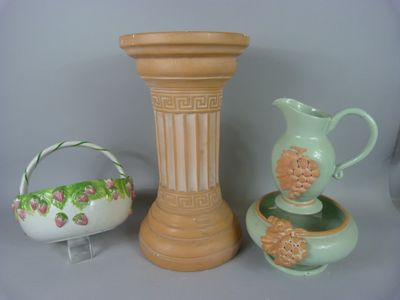 trois vases et un panier sur la table