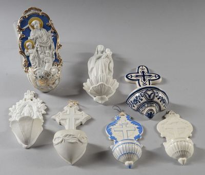 beaucoup d'objets religieux sur la table