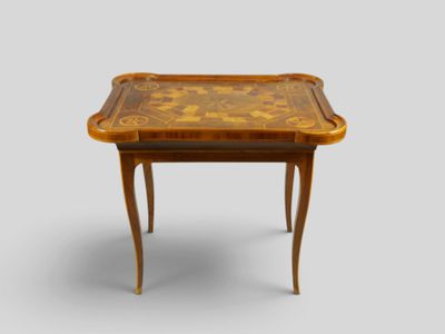 une petite table en bois ornée d'un motif décoratif