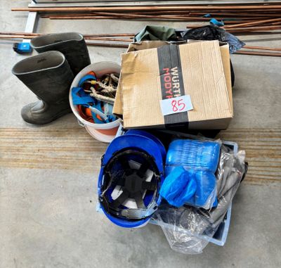 une pile d'objets hétéroclites posés sur le sol