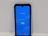 l'arrière d'un téléphone noir posé sur une table blanche