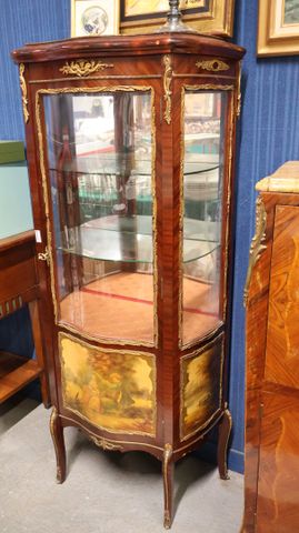 Vitrine galbée et vitrée trois faces de style Louis XV en bois de...