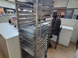 une photo d'une cuisine professionnelle avec une étagère remplie d'aliments