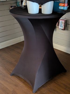 une table noire sur laquelle sont posées deux tasses