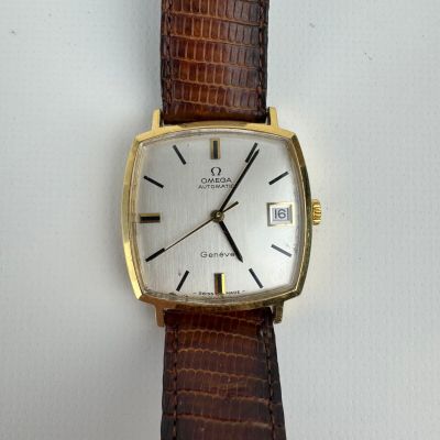 gros plan d'une montre sur une surface blanche