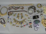 de nombreux types de bijoux sur la table