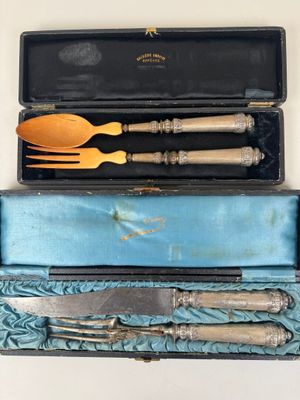 trois fourchettes et cuillères dans un étui bleu