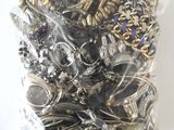 un sac rempli de bijoux variés en argent et en or