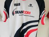 un maillot accroché au mur d'un magasin de vélo