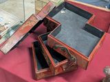 trois boîtes posées sur une table rouge