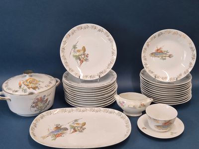 beaucoup d'assiettes, de tasses et de soucoupes sur la table