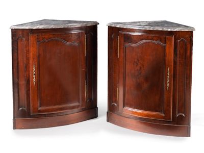 Paire d'encoignures en acajou aux façades cintrées