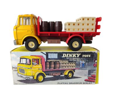 un camion jouet posé sur une boîte
