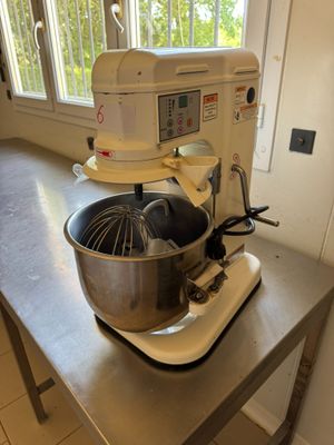 une photo d'un mixeur posé sur une table dans une cuisine