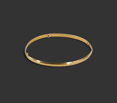 un bracelet rigide en or sur fond noir