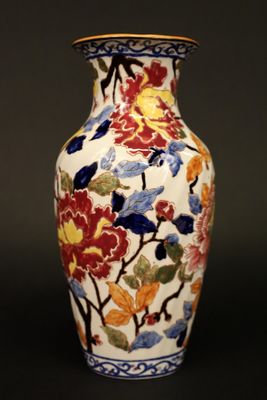 un vase avec un motif floral posé sur une table