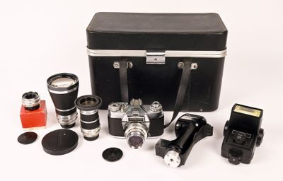 de nombreux types d'appareils photo et d'objectifs sur la table