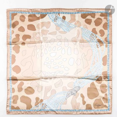 un gros plan sur un foulard carré à imprimé girafe