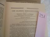 un marque-page rose posé sur un livre ouvert