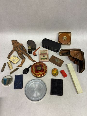Lot divers d’objets anciens et curiosités : Pierrot articulé débu