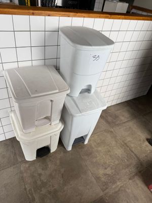 deux poubelles posées l'une à côté de l'autre sur le sol