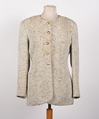 une veste en tweed beige avec des boutons dorés sur un mannequin mannequin mannequin mannequin mannequin mannequin mannequin mannequin