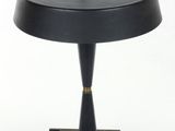 une photo d'une lampe de table noire sur laquelle est posée une horloge