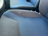 un siège sale dans une voiture équipée d'une ceinture de sécurité sale