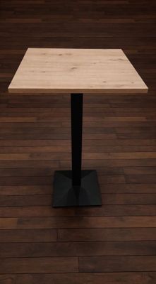 table de salle à manger rectangulaire avec un piètement noir et un plateau carré en bois