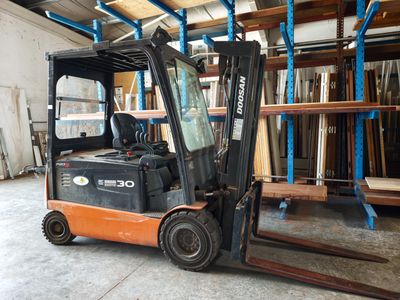 a forklift truck that is parked in a warehouse