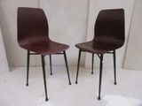 Voici deux chaises placées l'une à côté de l'autre sur un sol blanc