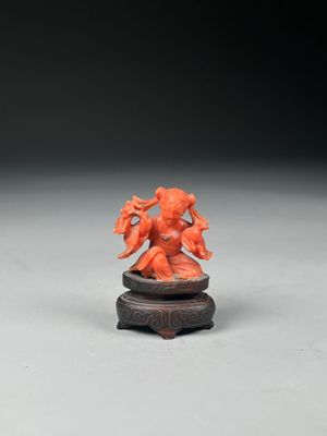 Figurine chinoise en corail sculpté représentant un dragon, posée sur un socle